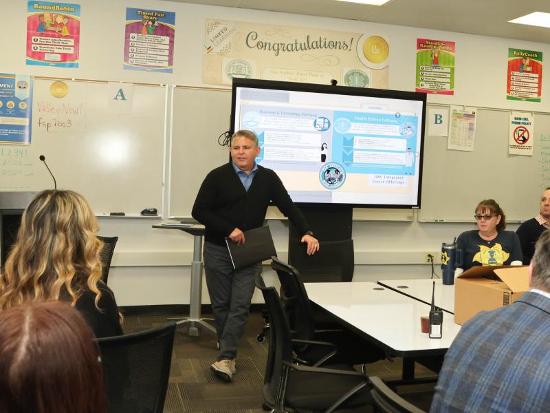 Gardner Center Deputy Director Jorge Ruiz de Velasco leads a meeting